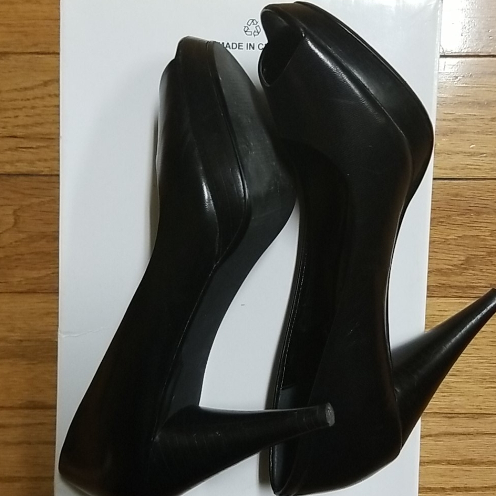 Shoes - Picture 4 of 4